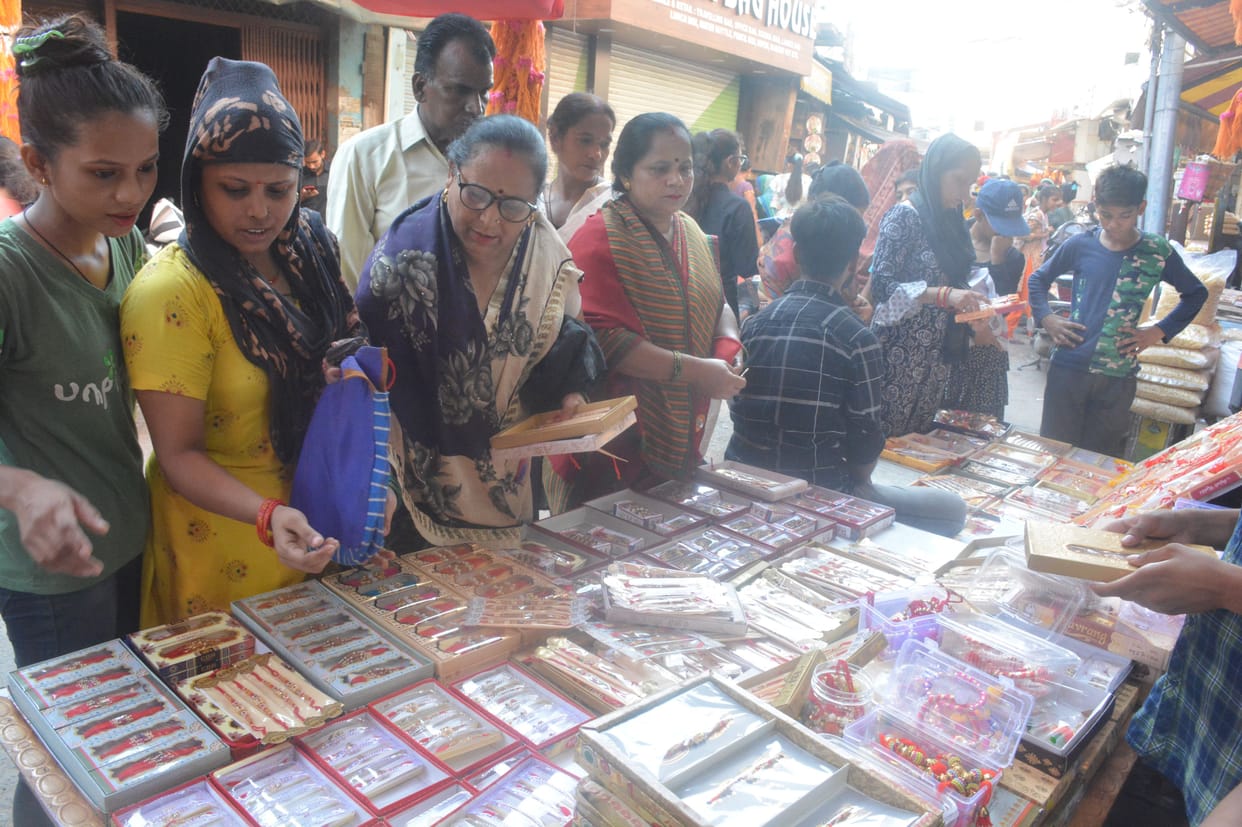 Aligarh: Come to tie rakhi to the jailed brothers... don't bring sweets