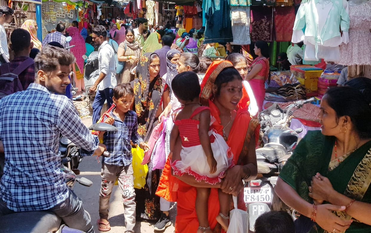 Huge enthusiasm on inflation, crowd gathered to buy Ghevar-Fani