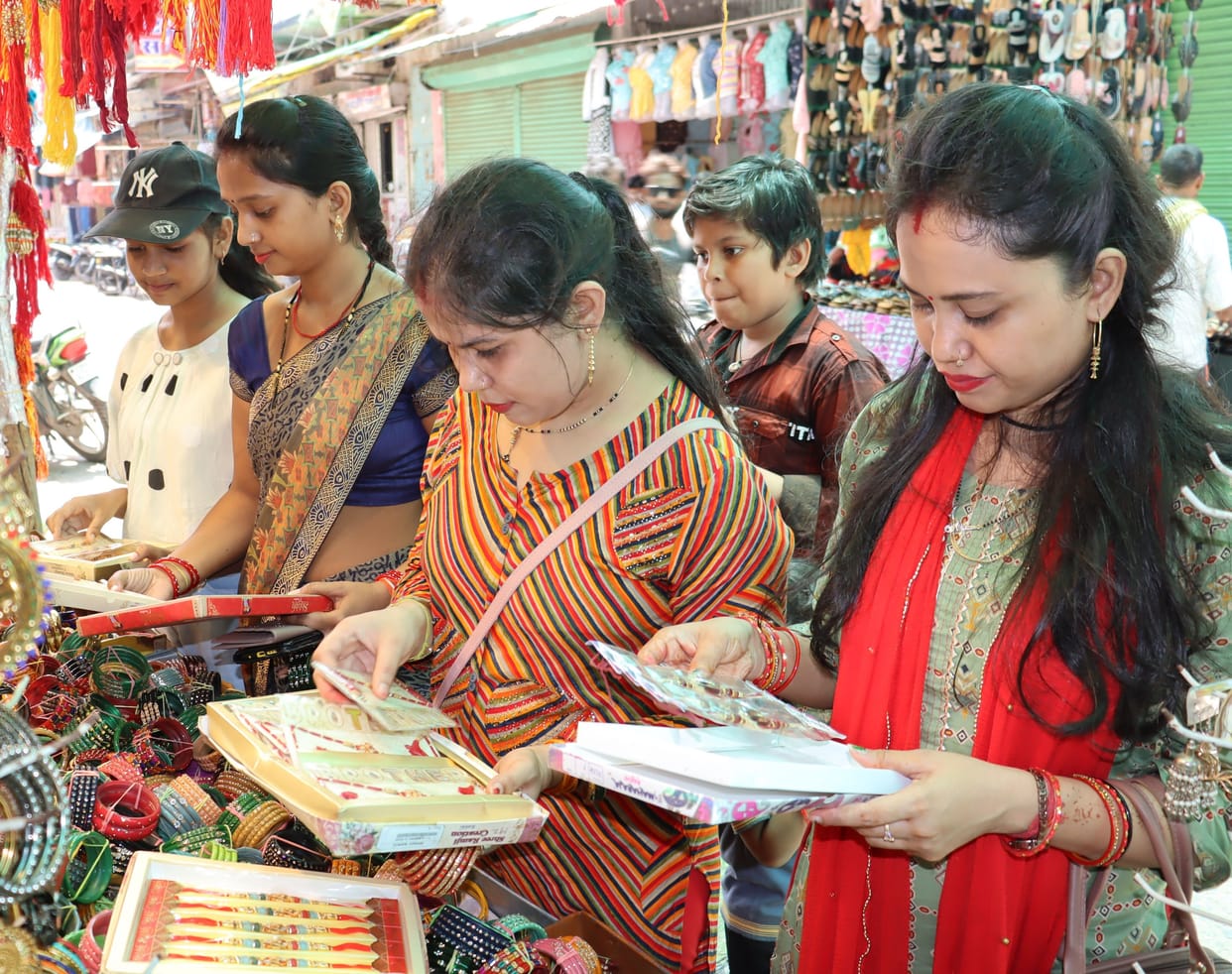 Banda: Rakhis with music will be decorated on the wrist, market buzzes for Rakshabandhan, American Diamond and Zarkin are also in demand