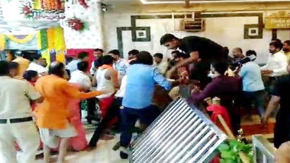Ujjain Mahakal: BJYM workers broke barricades and entered Nandi Hall, misbehaved with security personnel