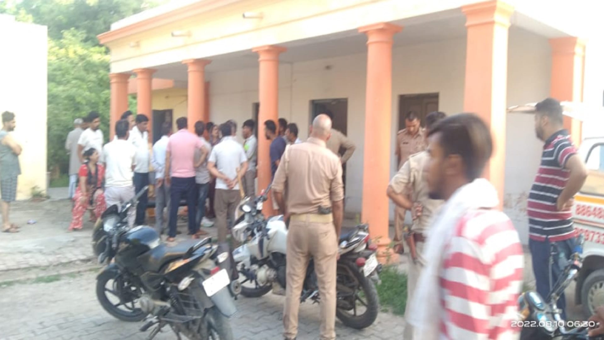 Death of mother her daughter during delivery and ruckus in hospital in Bijnor