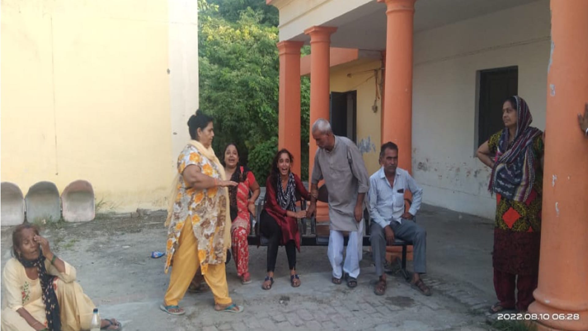 Death of mother her daughter during delivery and ruckus in hospital in Bijnor