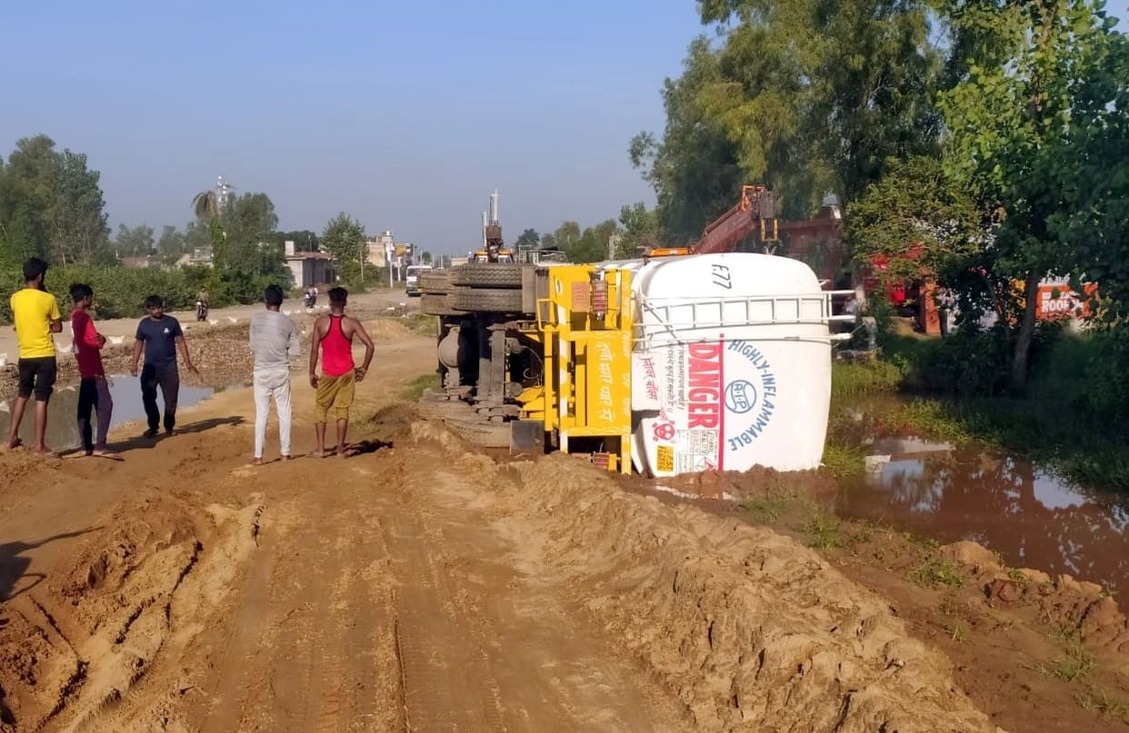 Dangerous journey on Kotwali road, alcohol tanker overturned