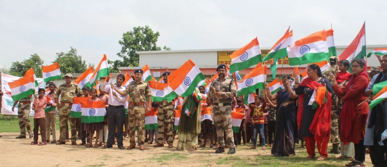 Tricolor distributed by taking out rally, message given to hoist it at homes