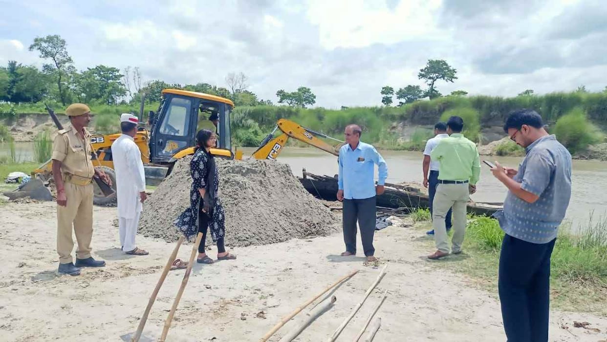 Raid on sand ghats, boats broke