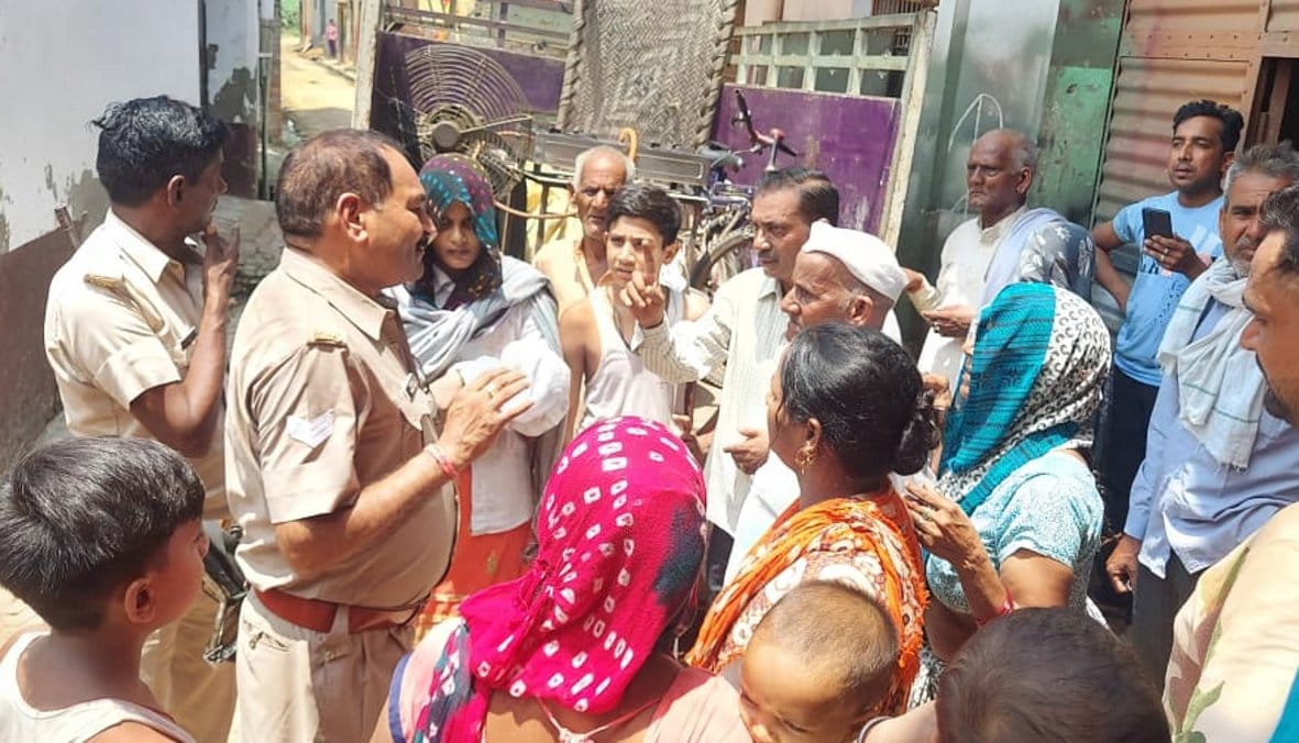 The villagers stopped the goods kept in the car for migration