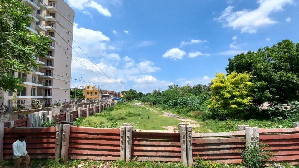 encroachment on land of canals worth Rs 150 crore in agra