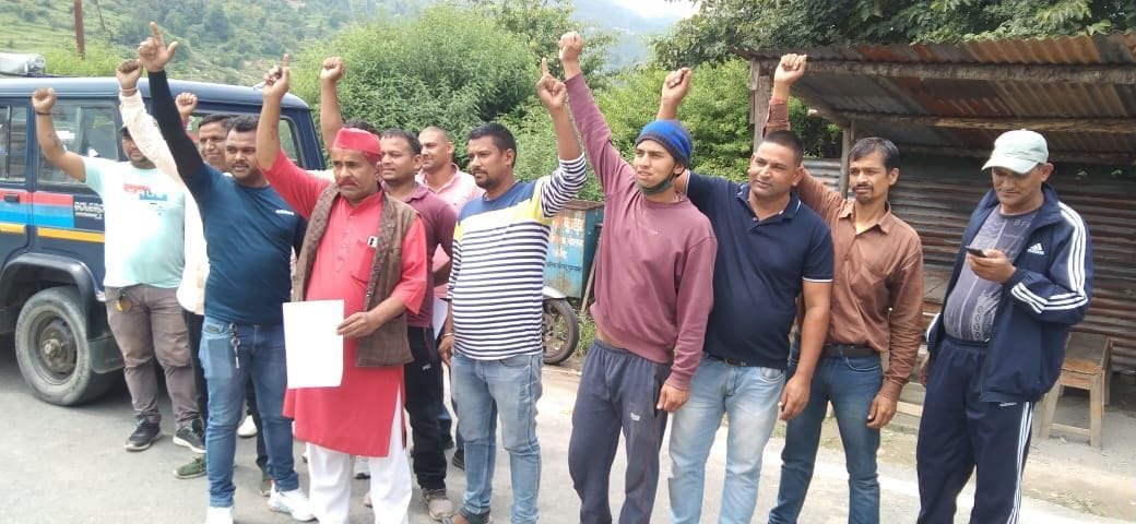 Taxi union protested against online challan