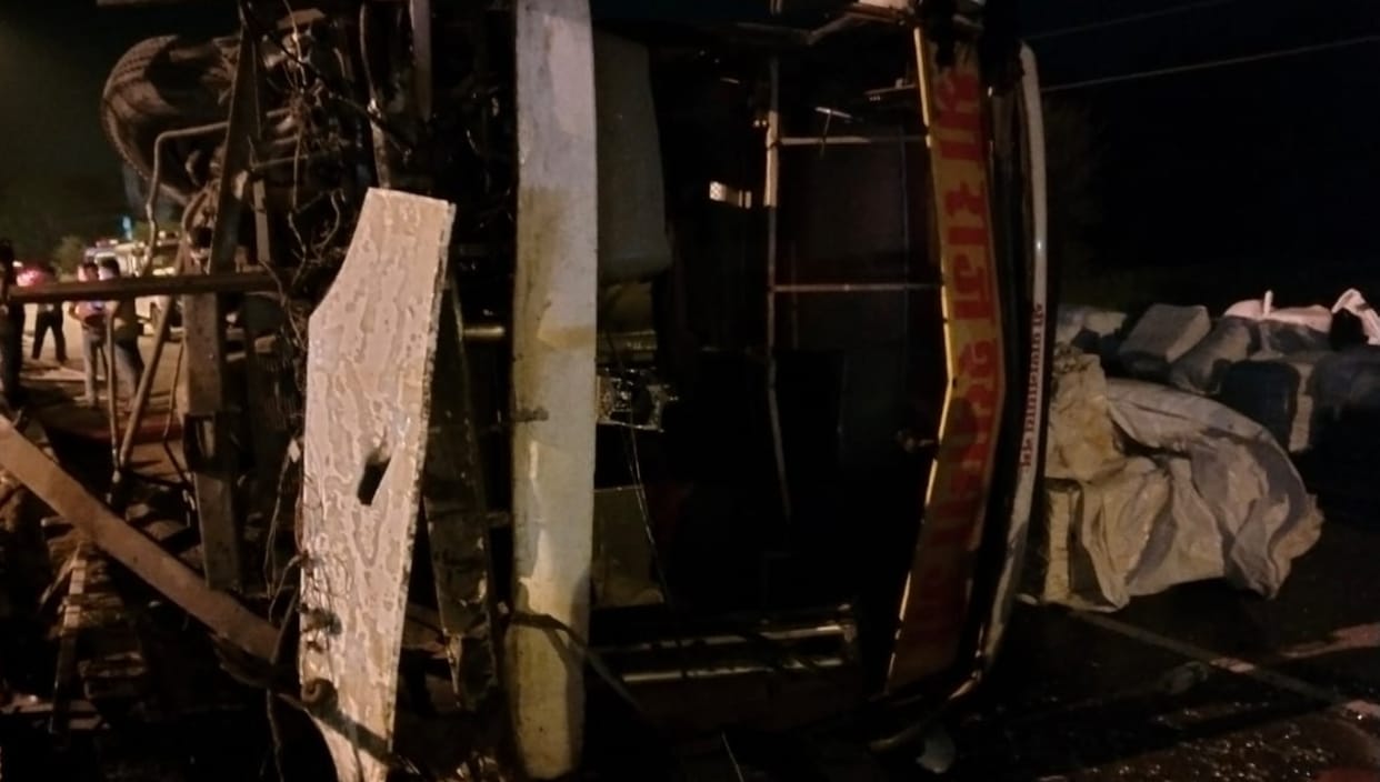 11 passengers injured after bus overturned, flames kept rising in the sky due to fire in truck