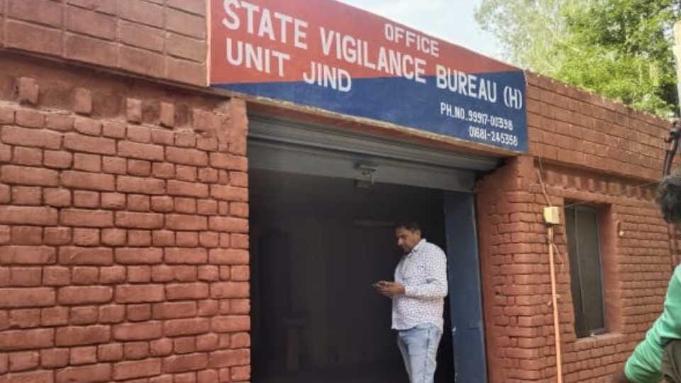 Clerk arrested for taking bribe of 23 thousand in Jind of Haryana
