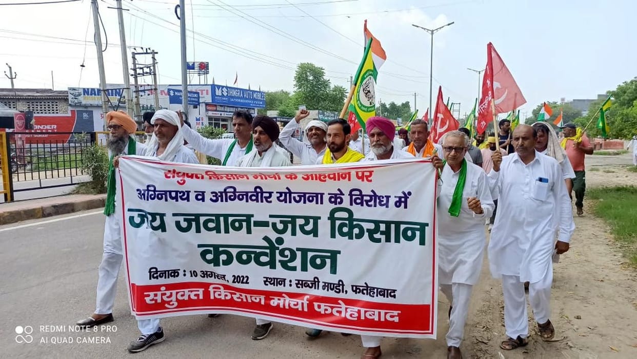 Samyukt Kisan Morcha protests against Agneepath scheme, submits memorandum to President