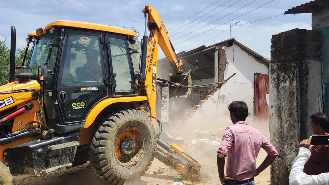 Bulldozer ran at house of history sheeter Bhola Yadav reward of 20 thousand rupees