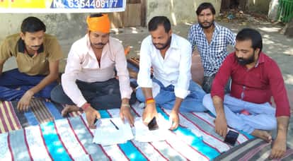 घोड़ा नखास चौकी में अनशन पर बैठे युवा। संवाद