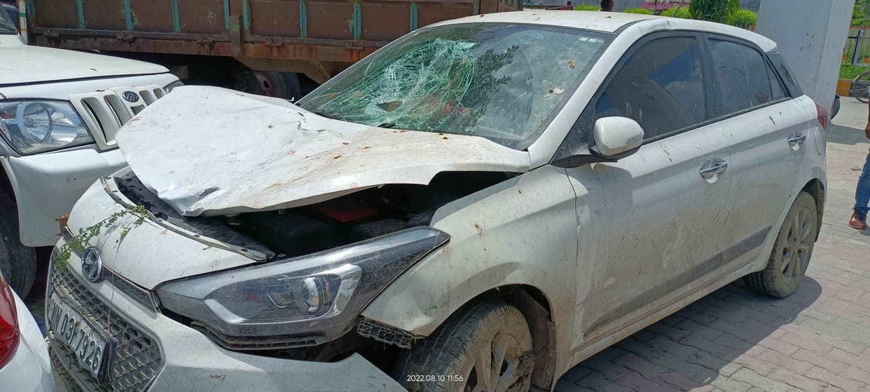 Two people walking on the highway in the morning died after being hit by a car