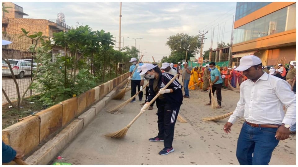 IAS Tina Dabi Planted Broom On Road Clean Jaisalmer Campaign Rajasthan