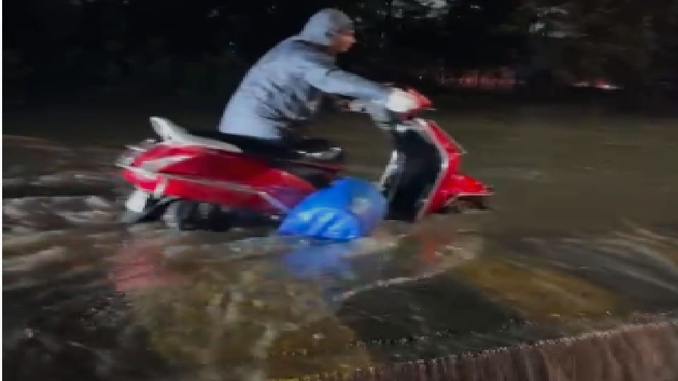 Indore Rain: One hour of heavy rain in Indore spoiled the situation, cars flowed, water entered the houses