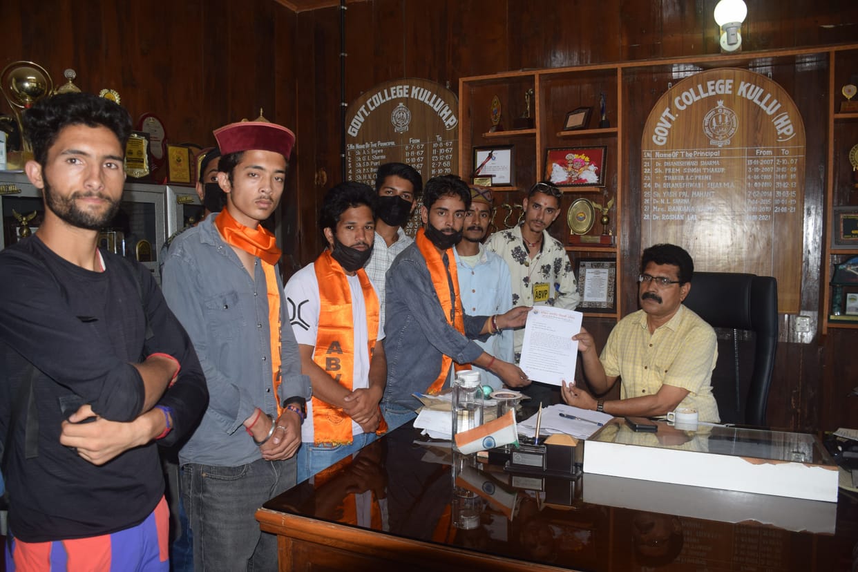 ABVP submitted memorandum to Kullu College Principal
