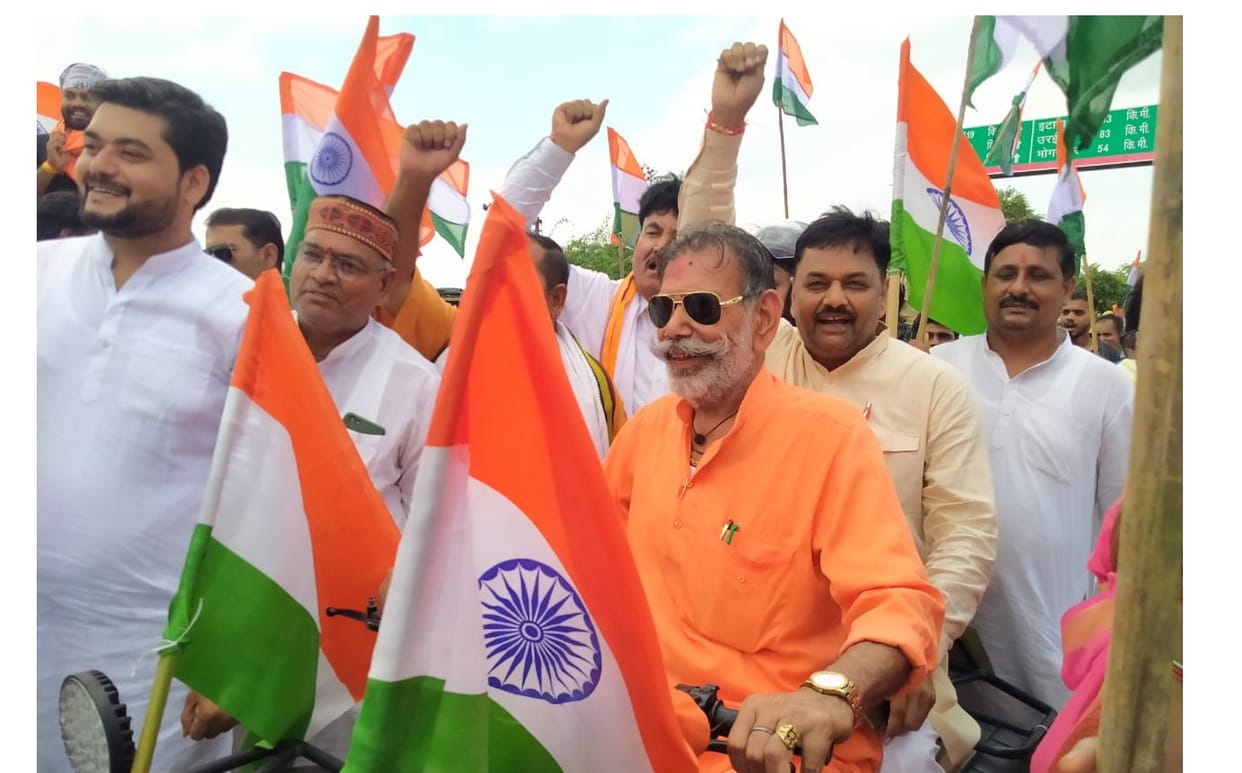 Minister of State and BJP were seen riding bike without helmet in tricolor rally in Hamirpur