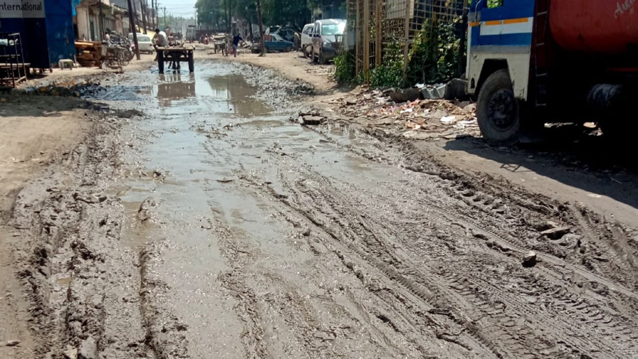 Unpaved roads, heaps of garbage, this is the fair place