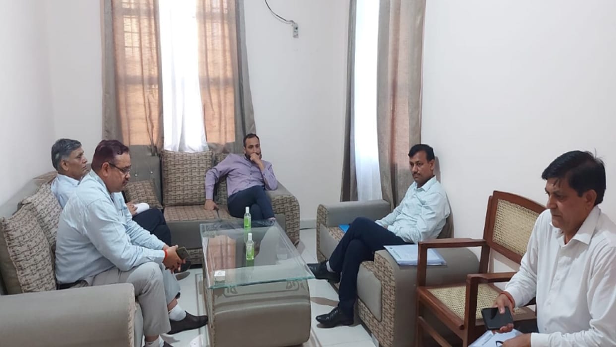 Joint managing director of mill Rahul Lal was held hostage in DM office for five hours in Shamli