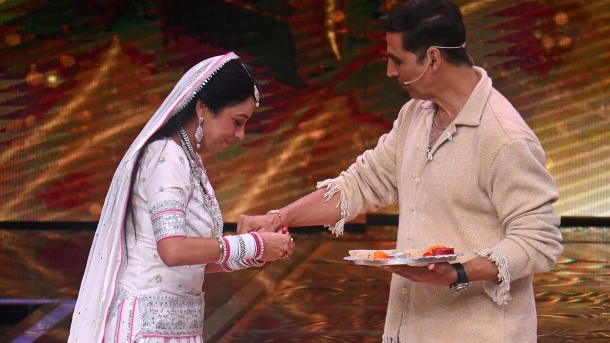 Raksha Bandhan: Rupali Ganguly ties rakhi to Akshay Kumar on the stage of Ravivar With Star Parivaar