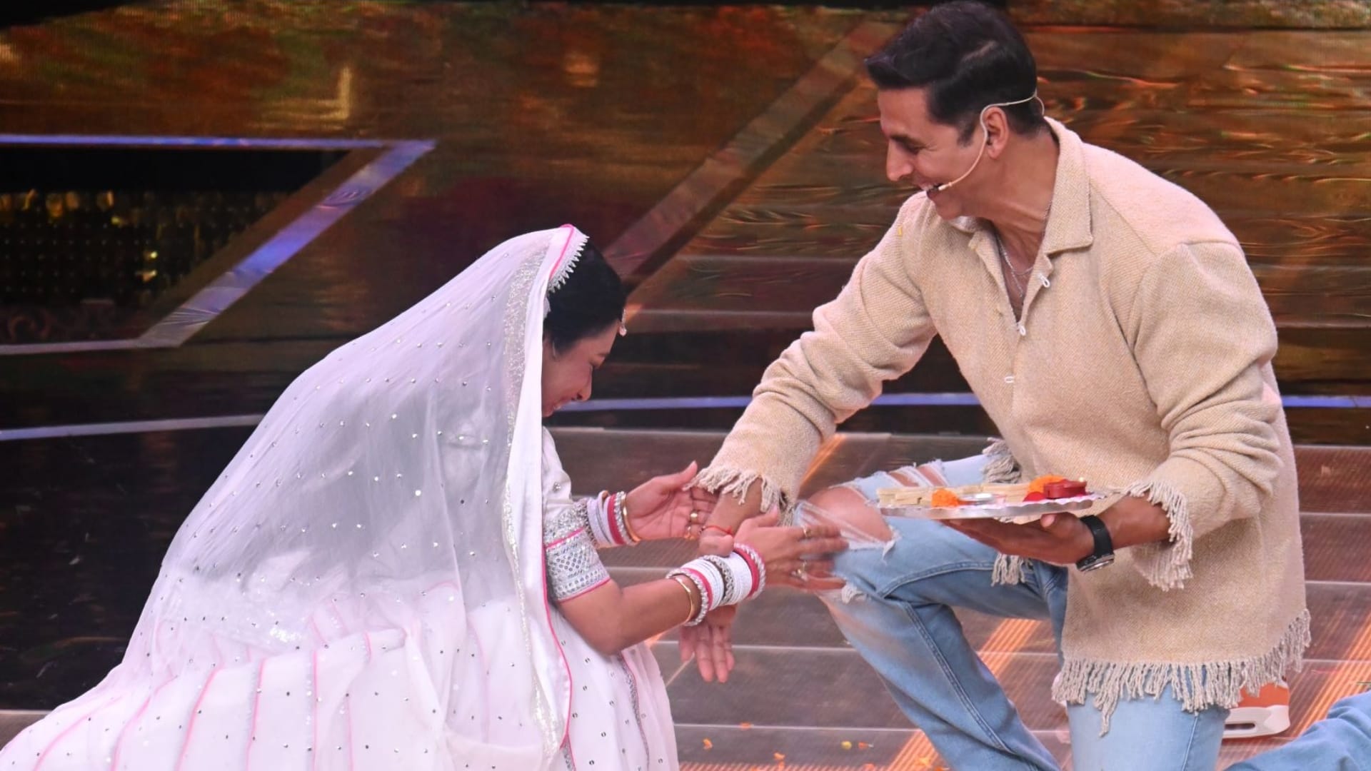 Raksha Bandhan: Rupali Ganguly ties rakhi to Akshay Kumar on the stage of Ravivar With Star Parivaar