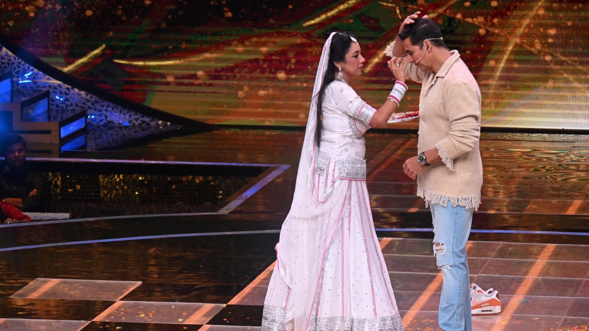 Raksha Bandhan: Rupali Ganguly ties rakhi to Akshay Kumar on the stage of Ravivar With Star Parivaar