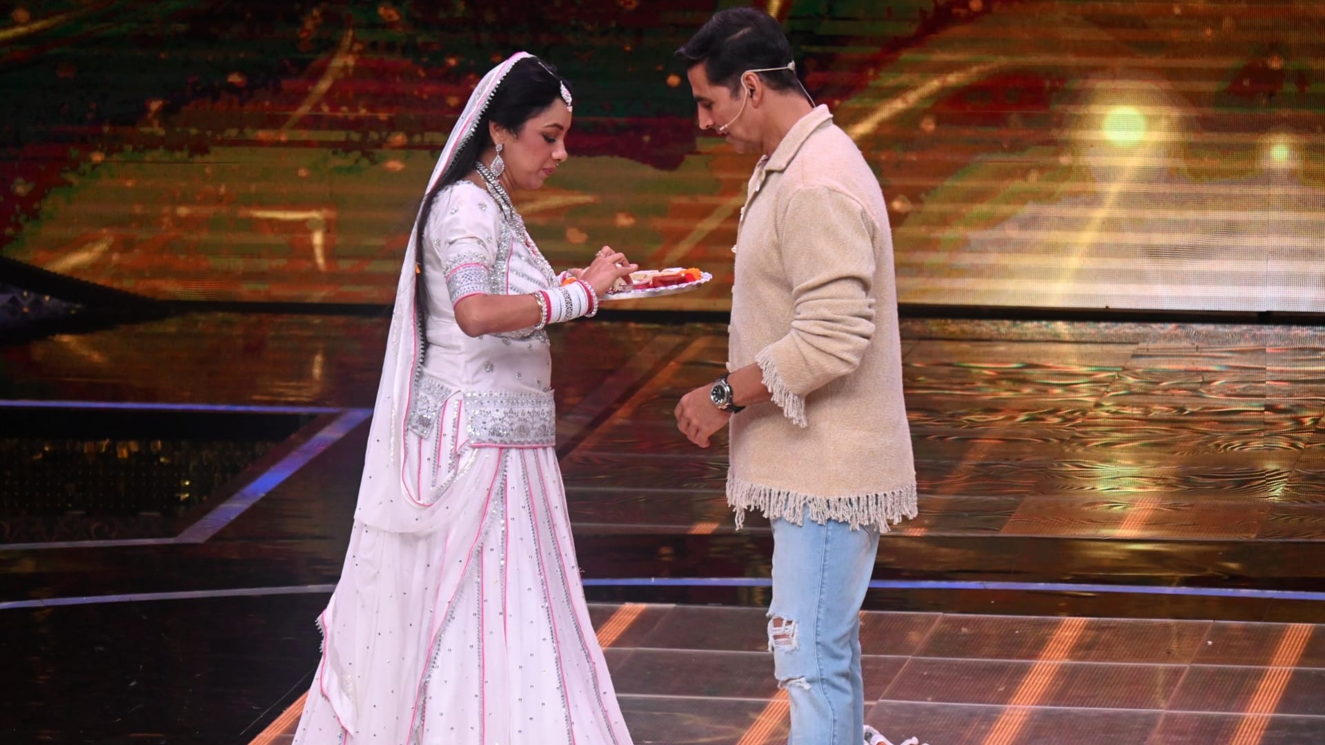 Raksha Bandhan: Rupali Ganguly ties rakhi to Akshay Kumar on the stage of Ravivar With Star Parivaar