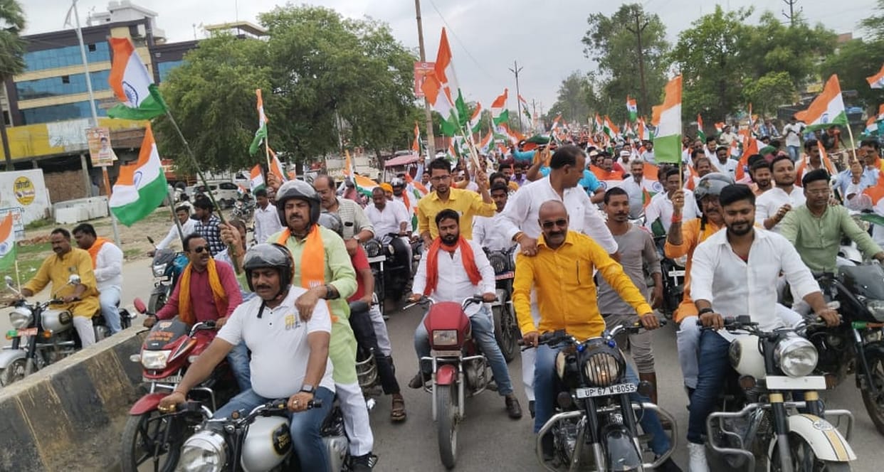Slogans of patriotism raised by taking out the tricolor yatra