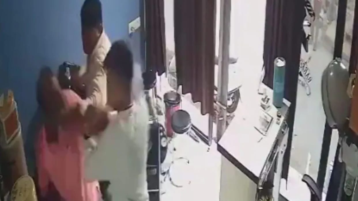 In Rewa, BJP leader entered the ex-serviceman's shop and beat him up, broke the goods