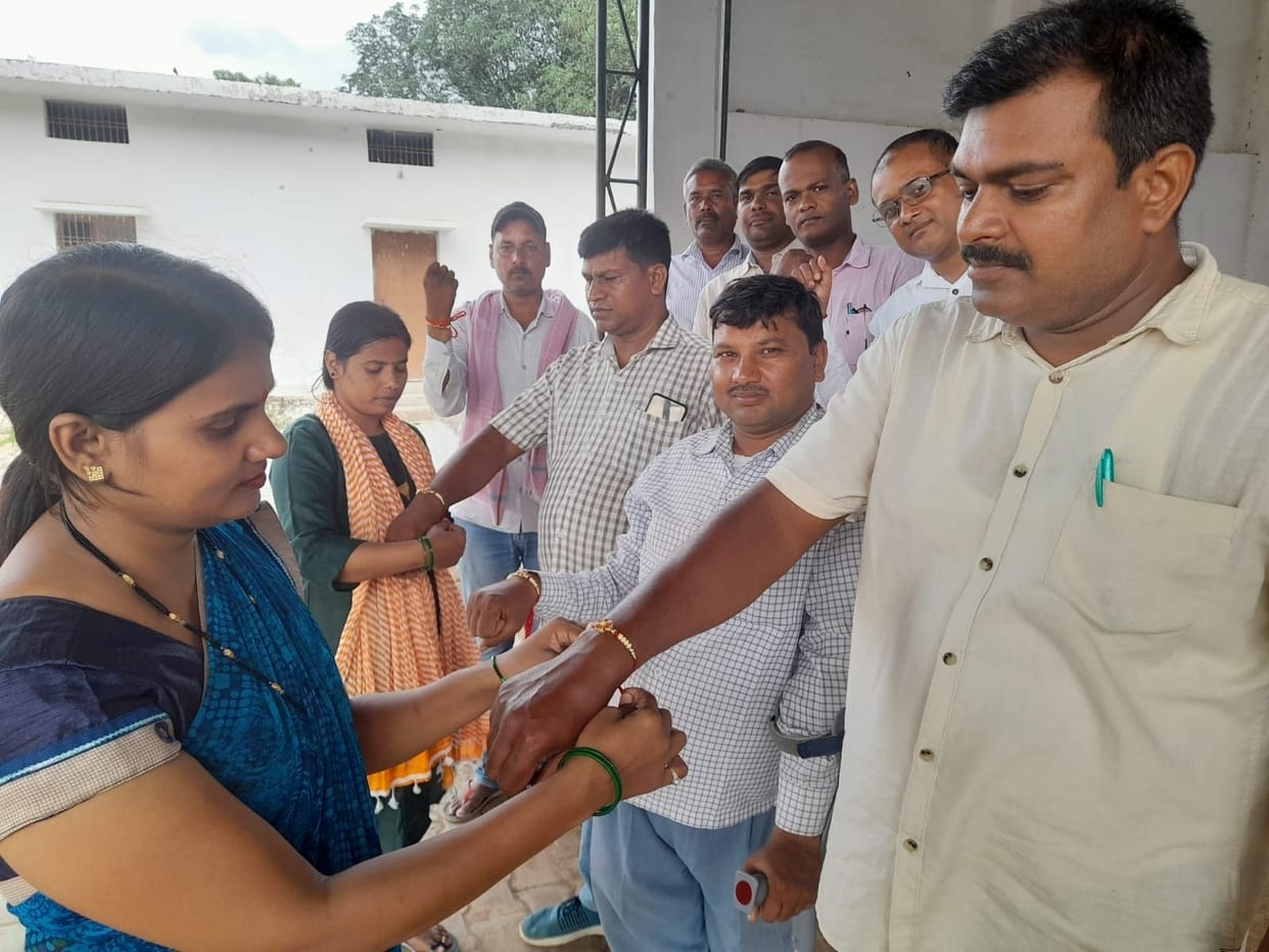 Rakhi tied for restoration of old pension