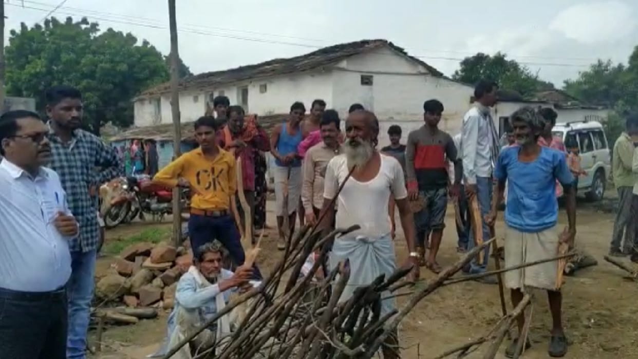 Dabangs occupied the cremation ground in Chhatarpur, stopped the last journey,