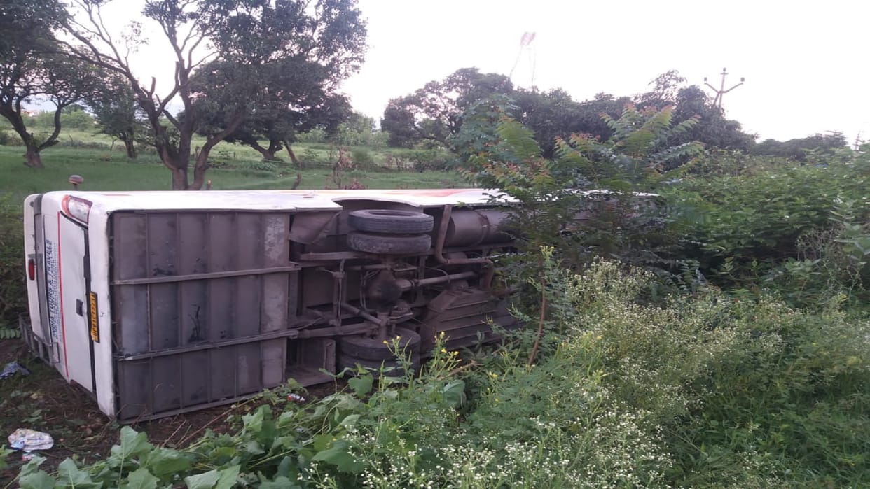 Bus overturned uncontrollably in Doiwala, many passengers injured