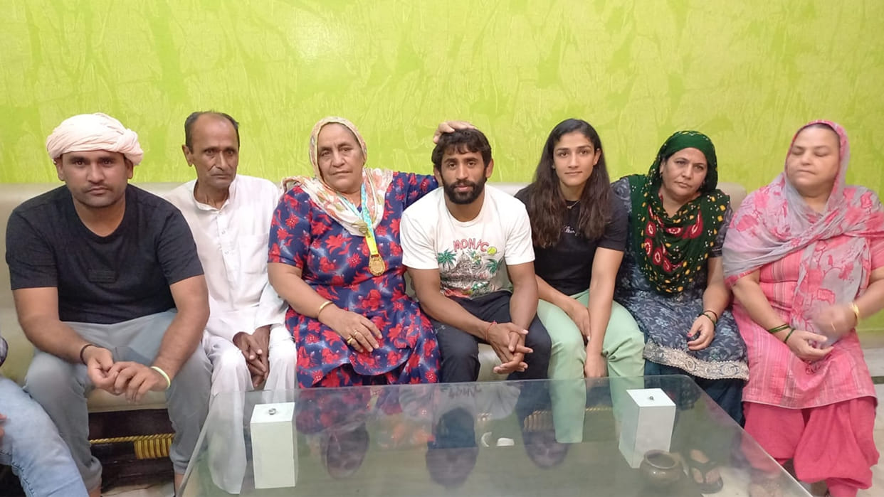 Ravi was raised by fans on his shoulder, slogans were raised in honor of Bajrang