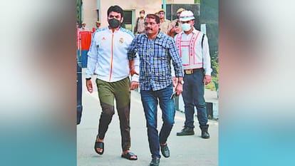 Viral video BJP leader beaten by his wife with slippers, abusive woman viral