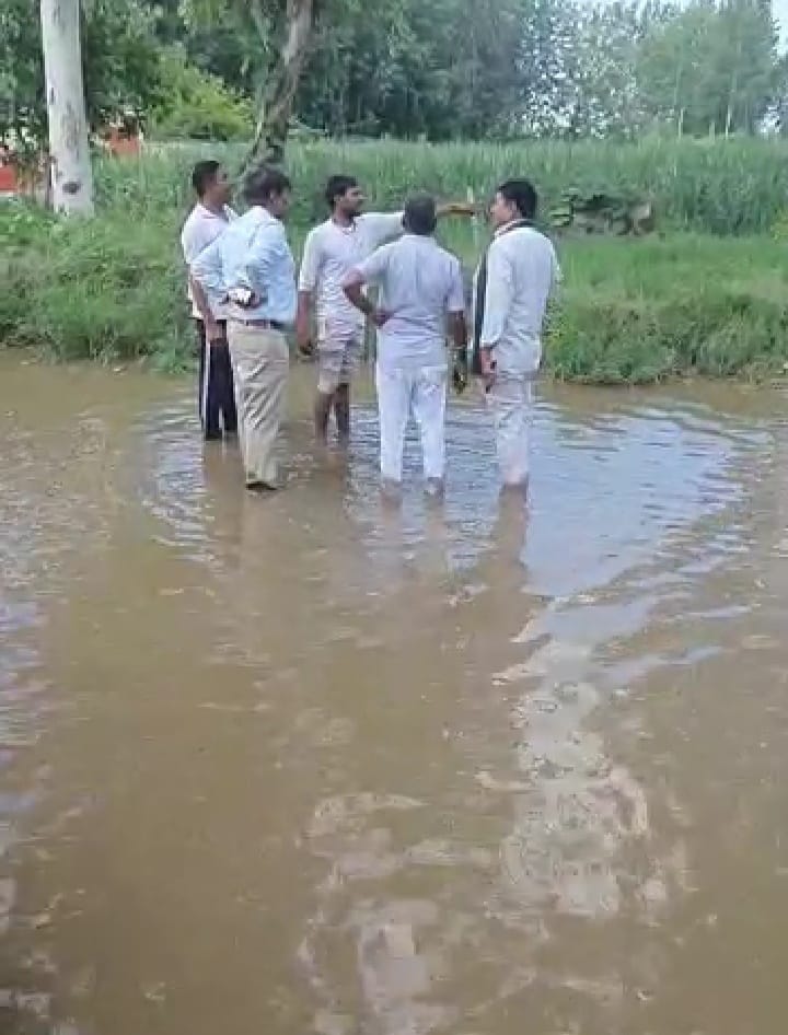 Angry villagers of Bhasi after the accident drove the executive engineer into the pits