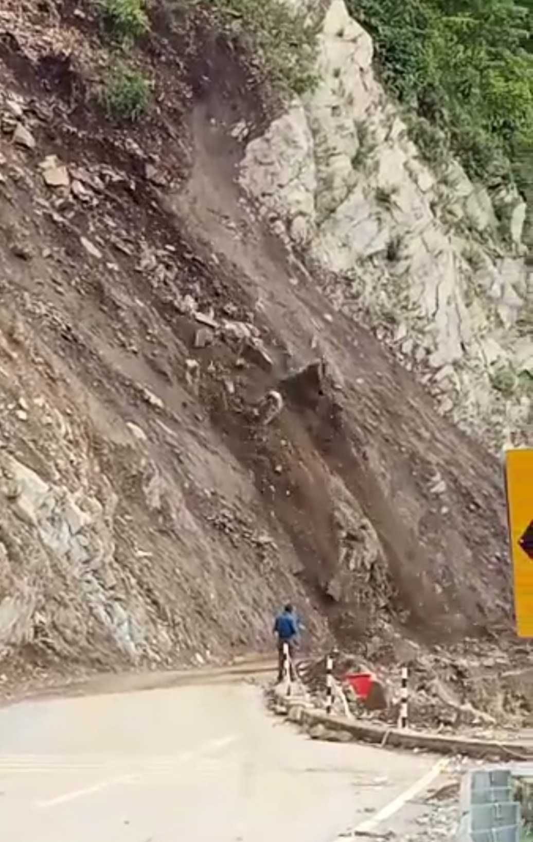 Stones rolling in Swanla, Tanakpur-Pithoragarh National Highway closed