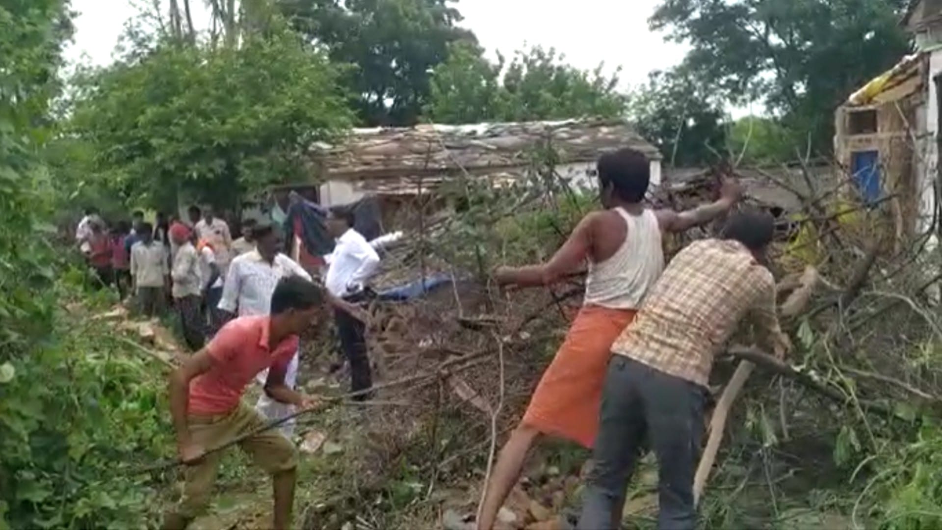 Dabangs occupied the cremation ground in Chhatarpur, stopped the last journey,