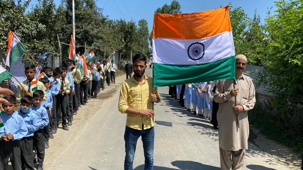 baramulla Father of Let Commander abdul hamid sheikh Hoisting National Flag rally with School Children