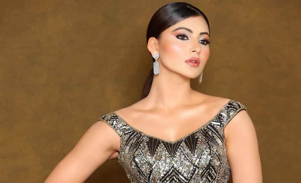 Urvashi Rautela New Post With Caption mohabbat se door hokar dekho Users Say It is For Rishabh Pant