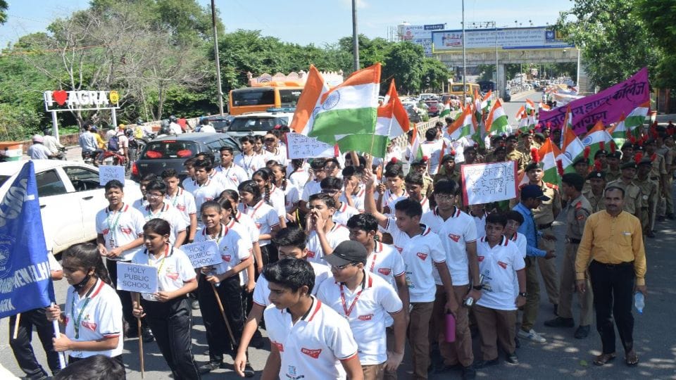 Amar Ujala Campaign Maa Tujhe Pranam five hundred students participated in Walk for Unity in Agra