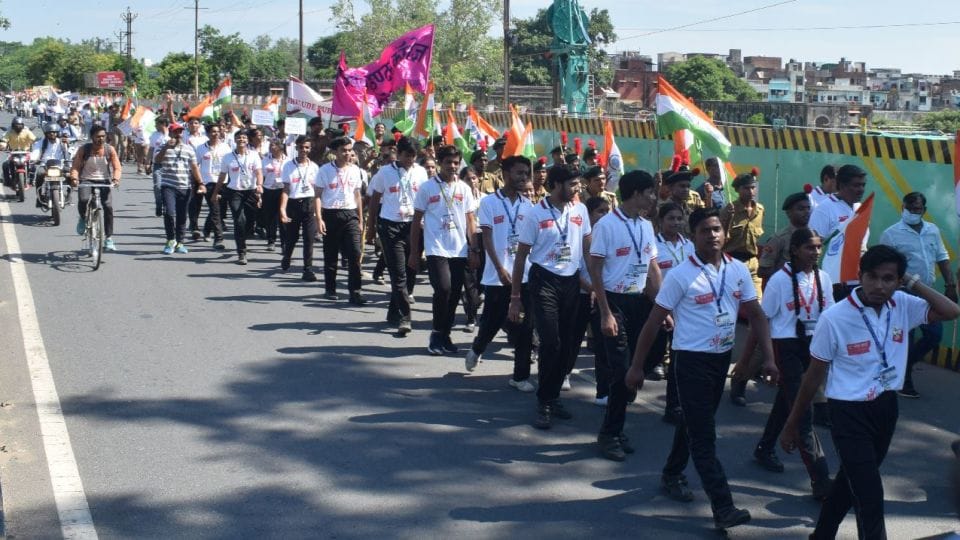 Amar Ujala Campaign Maa Tujhe Pranam five hundred students participated in Walk for Unity in Agra