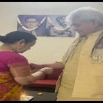 बहन से राखी बंधवाते जम्मू कश्मीर के एलजी मनोज सिन्हा