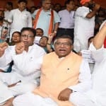 सत्ता से सड़क पर: नीतीश और राजद के गठजोड़ के खिलाफ धरना देते भाजपा नेता।
