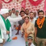 आयोजित कार्यक्रम में गायिका फरमानी नाज को आशीर्वाद देते राकेश टिकैत