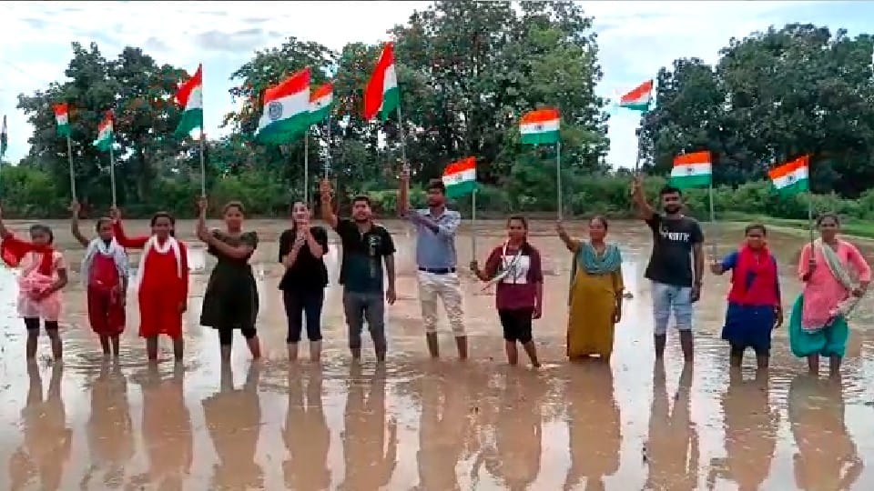 Azadi Ka Amrit Mahotsav: Farmer tribal women hoisted the tiranga in the fields, said-you should also wave flag