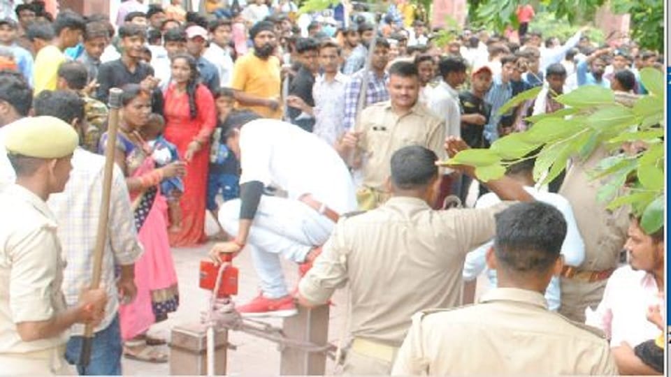 Taj Mahal Crowd uncontrolled due to Free Entry lathi charge by Agra Police