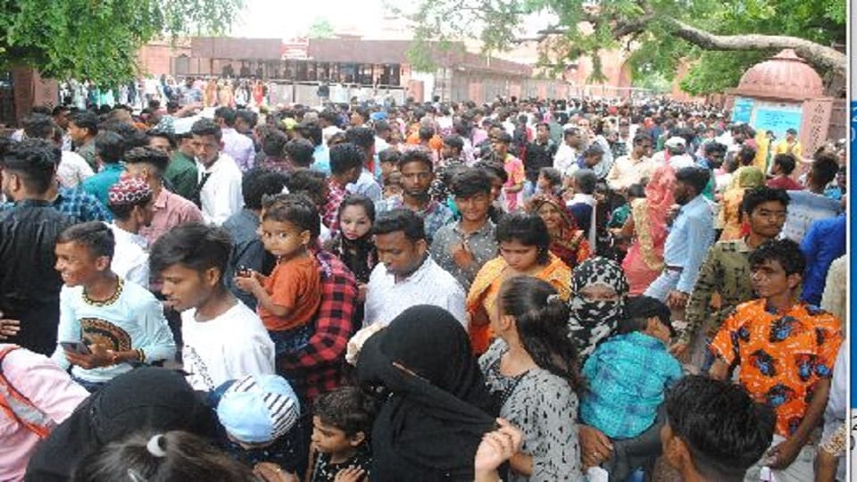 Taj Mahal Crowd uncontrolled due to Free Entry lathi charge by Agra Police
