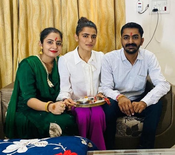 Mother applied tilak to Savita Poonia who reached home, tied rakhi to brother