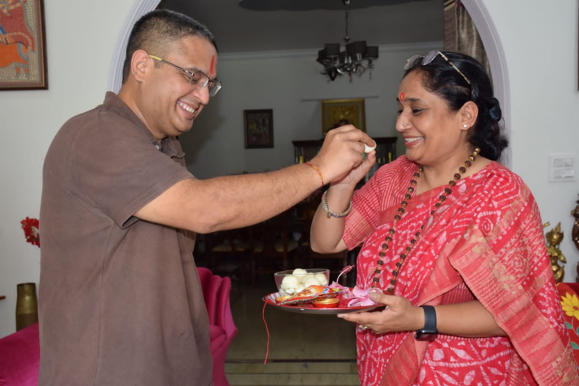 Raksha Bandhan Arushi Nishank tied rakhi BSF jawans Ritu Khanduri gave wishes